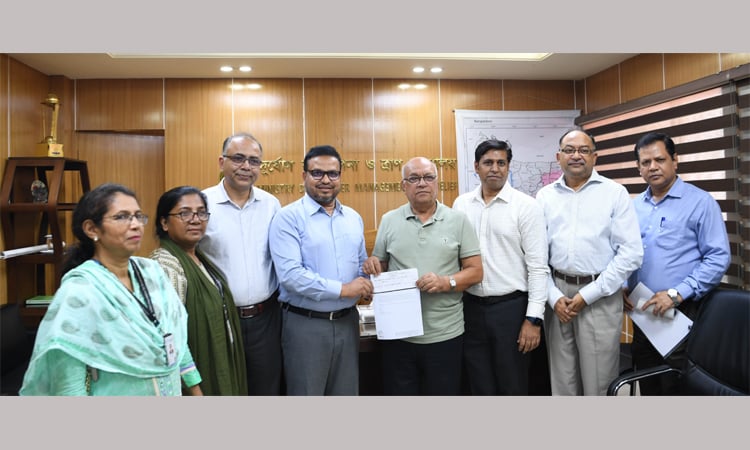 প্রধান উপদেষ্টার পক্ষে ২ কোটি ৯০ লাখ টাকার আনুদানের চেক গ্রহণ ত্রাণ উপদেষ্টার