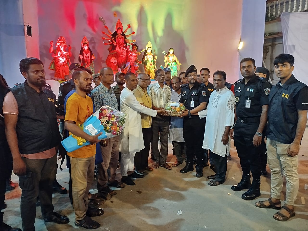 শারদীয় দূর্গা পূজা উপলক্ষে পূজা মণ্ডপ পরিদর্শন ও শুভেচ্ছা বিনিময়ে র‌্যাব-৭