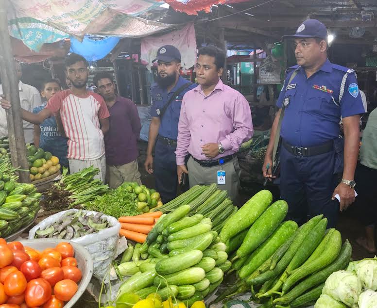 আনোয়ারার চাতরী চৌমুহনী বাজারে অভিযান, ৪ দোকানে ১৫ হাজার টাকা জরিমানা