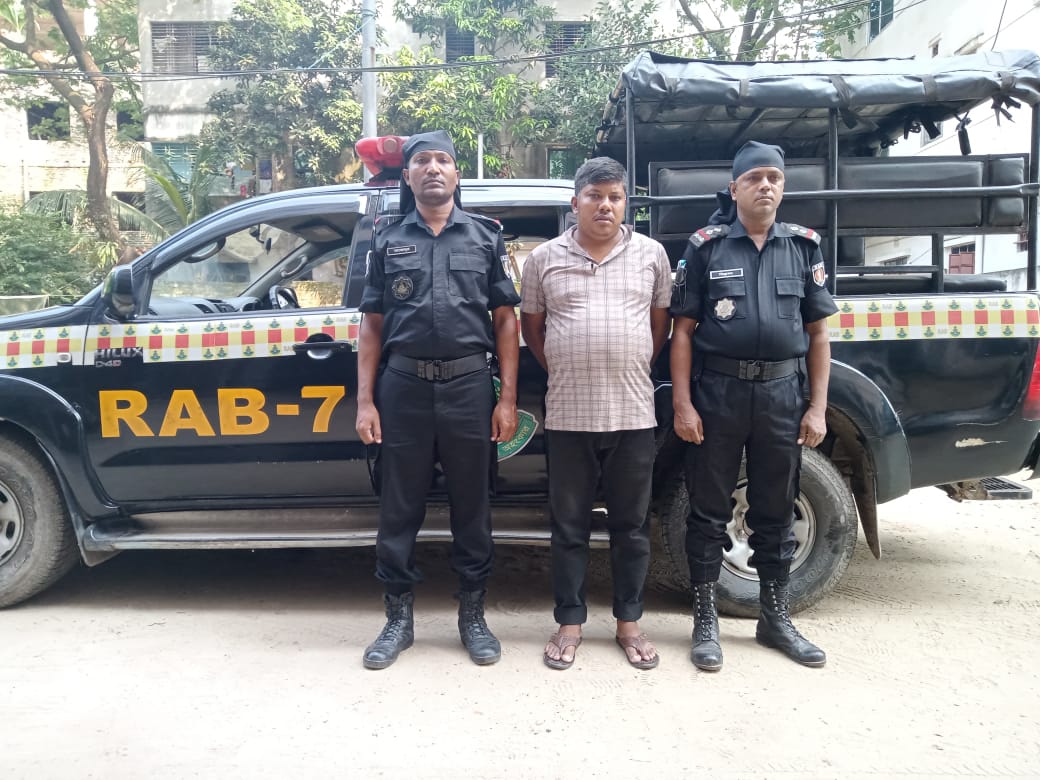 র‍্যাবের পৃথক তিন অভিযানে গ্রেফতার ৪