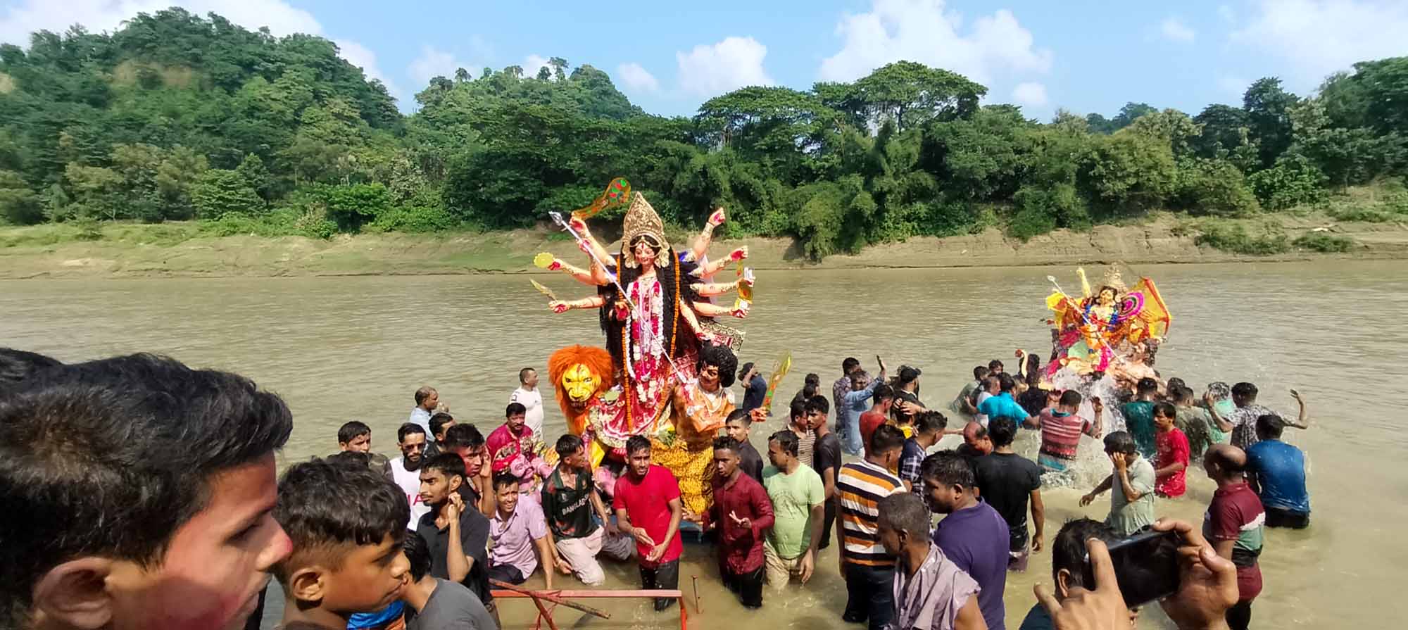 প্রতিমা বিসর্জনের মধ্য দিয়ে শেষ হল শারদীয় দুর্গাপূজা