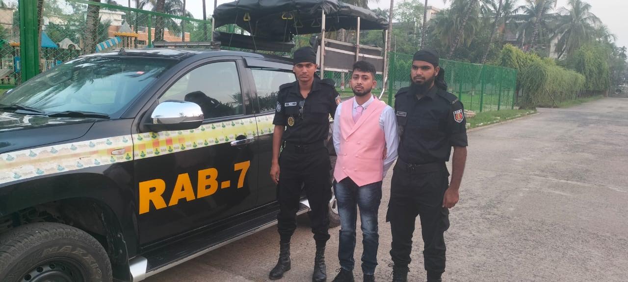 বারইয়ারহাটে কাঠ ব্যবসায়ী হত্যা মামলার পলাতক আসামি বিমানবন্দরে গ্রেফতার 