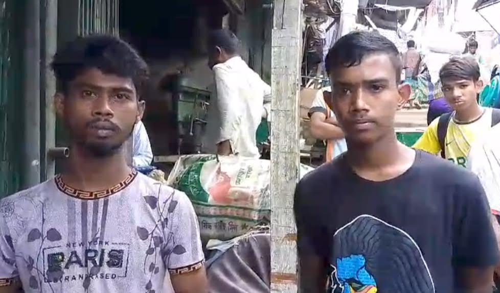 রাঙামাটিতে যাত্রীকে আঘাত করে ছিনতাইকালে ২ বখাটেকে ধরে পুলিশে দিলো জনতা