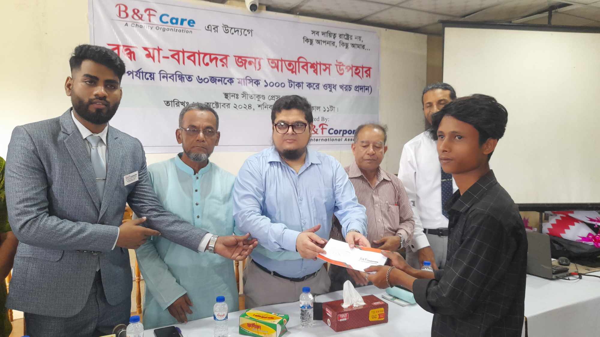 সীতাকুণ্ডে অসহায় ৬০পরিবারের মাঝে মাসিক একহাজার টাকা চিকিৎসা ভাতা প্রদান