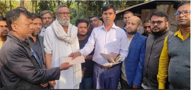 অগ্নিকাণ্ডে পুড়ে যাওয়া ক্ষতিগ্রস্তদের মাঝে নগদ অর্থ ও খাদ্য সামগ্রী বিতরণ