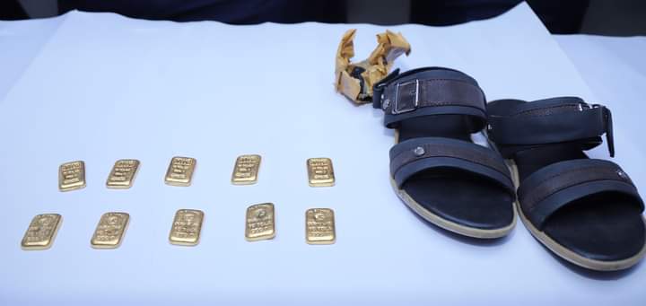 ফেনীর খাইয়ারা হতে ১০ টি সোনার বারসহ গ্রেফতার ১