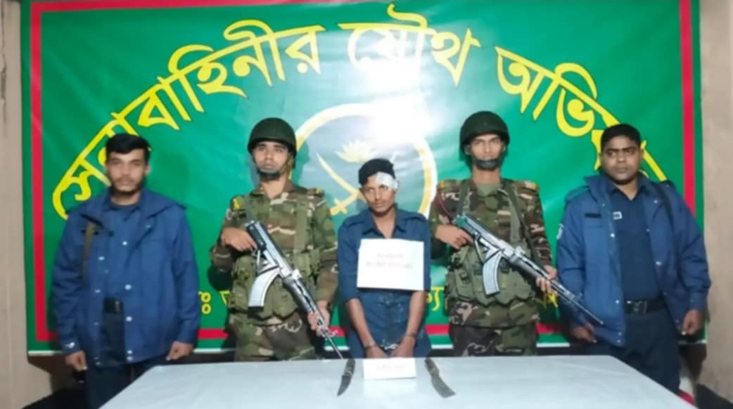 আনোয়ারা পারকি সৈকতে বেড়াতে গিয়ে ছিনতাইকারীর কবলে পড়েছে সেনা সদস্য