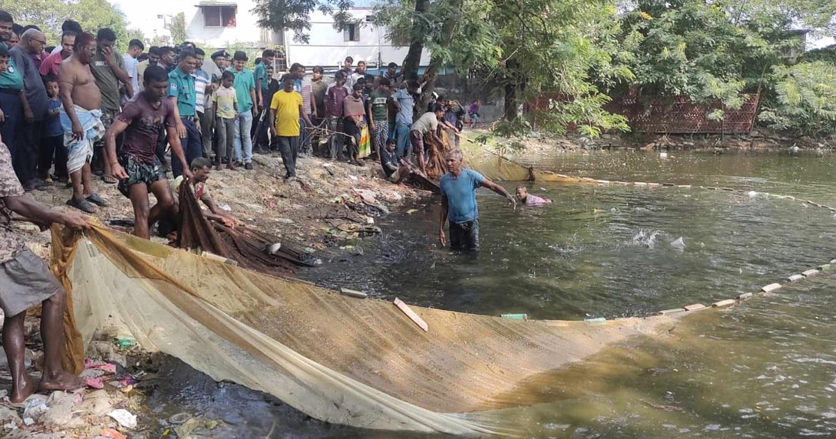 লুট হওয়া অস্ত্র উদ্ধারে পুকুরে পুলিশের জাল