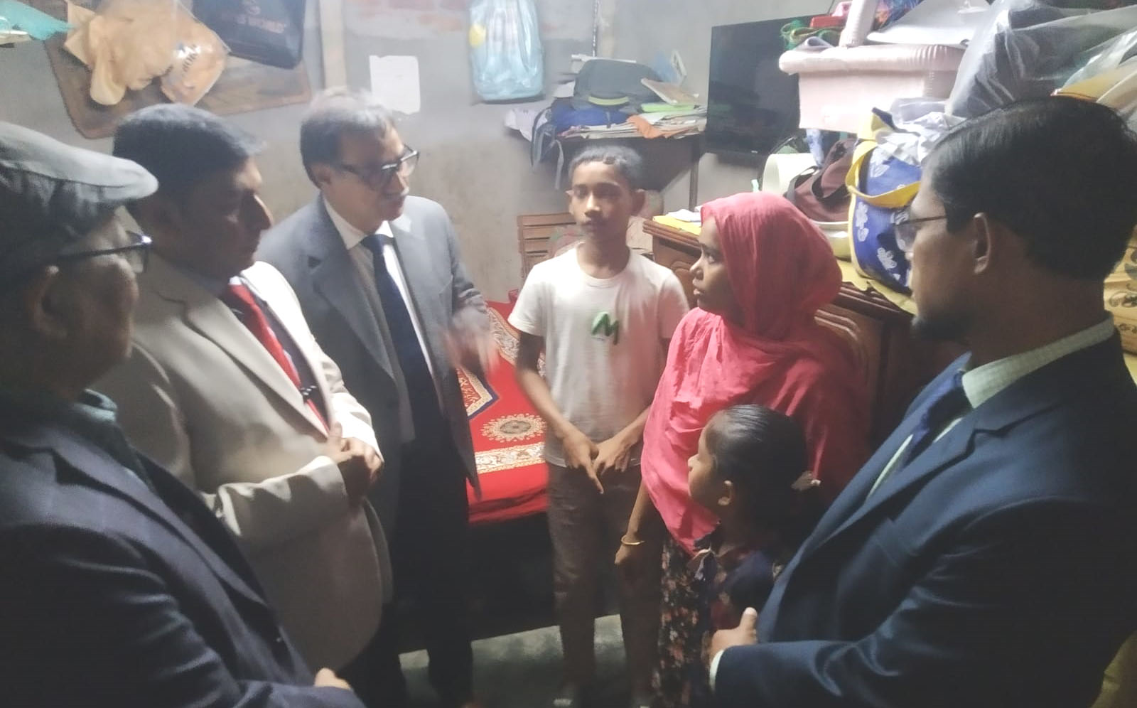 ছাত্র আন্দোলনে চট্টগ্রামে নিহত ফারুক ও আহত মেহেদীর বাসায় বিভাগীয় কমিশনার 