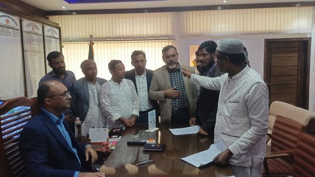  কক্সবাজারে উচ্ছেদ পরিকল্পনা বাতিলের দাবিতে ডিসিকে স্মারকলিপি