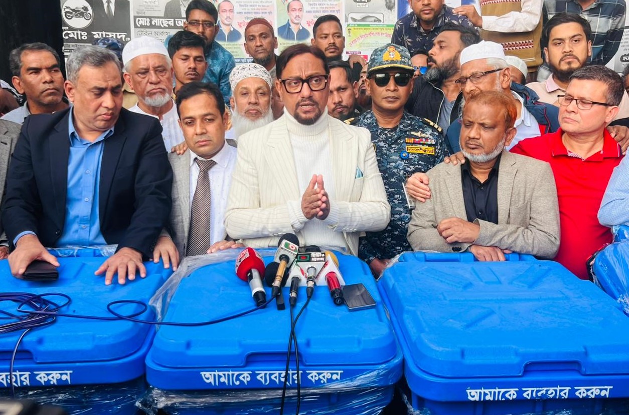 কাজির দেউরী বাজারে ব্যবসায়ীদের মাঝে বিন বিতরণ অনুষ্ঠানে মেয়র ডা. শাহাদাত