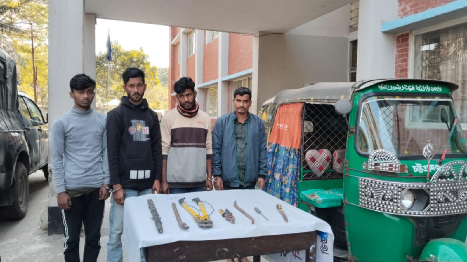 আনোয়ারায় ডাকাতি চেষ্টাকালে আটক ৪