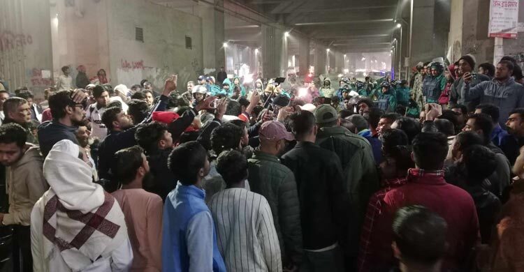  উন্নত চিকিৎসার দাবিতে শাহবাগে গণঅভ্যুত্থানে আহতদের সড়ক অবরোধ