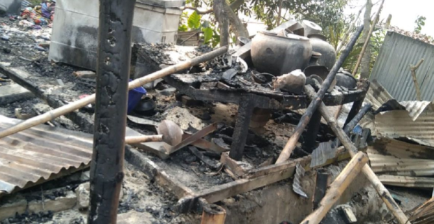 আগুনে পুড়লো তিন পরিবারের বসতঘর