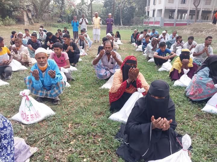 আনোয়ারা নীডি ফাউন্ডেশনের উদ্যােগে অসহায় পরিবারের মাঝে ফুড প্যাক ও চাউল বিতরণ 
