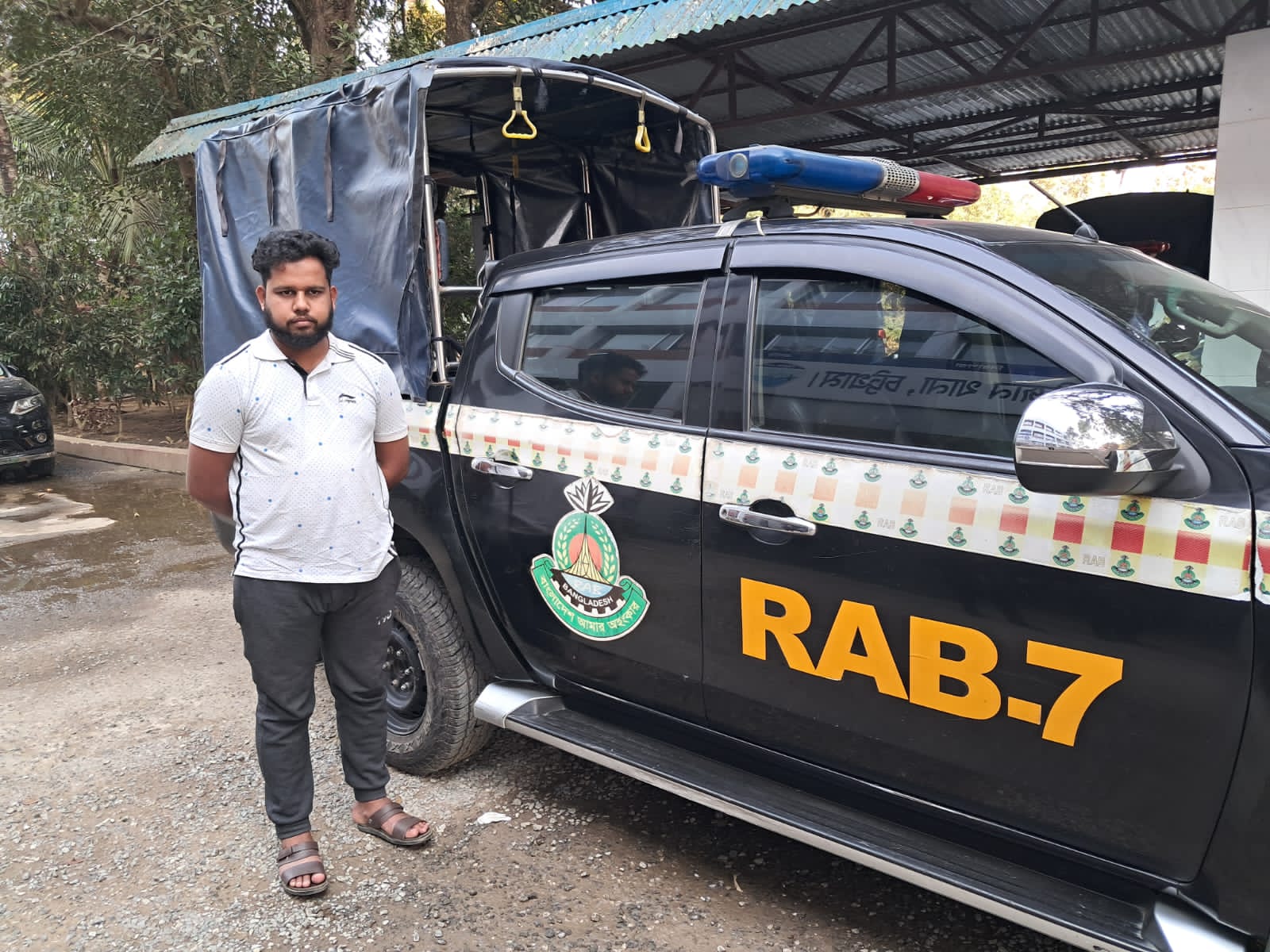 চট্টগ্রামে র‍্যাবের অভিযানে ৫ মামলার ওয়ারেন্টভুক্ত পলাতক আসামি গ্রেফতার