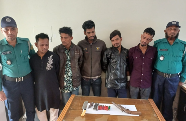 চট্টগ্রামে পাঁচ ডাকাত গ্রেপ্তার 