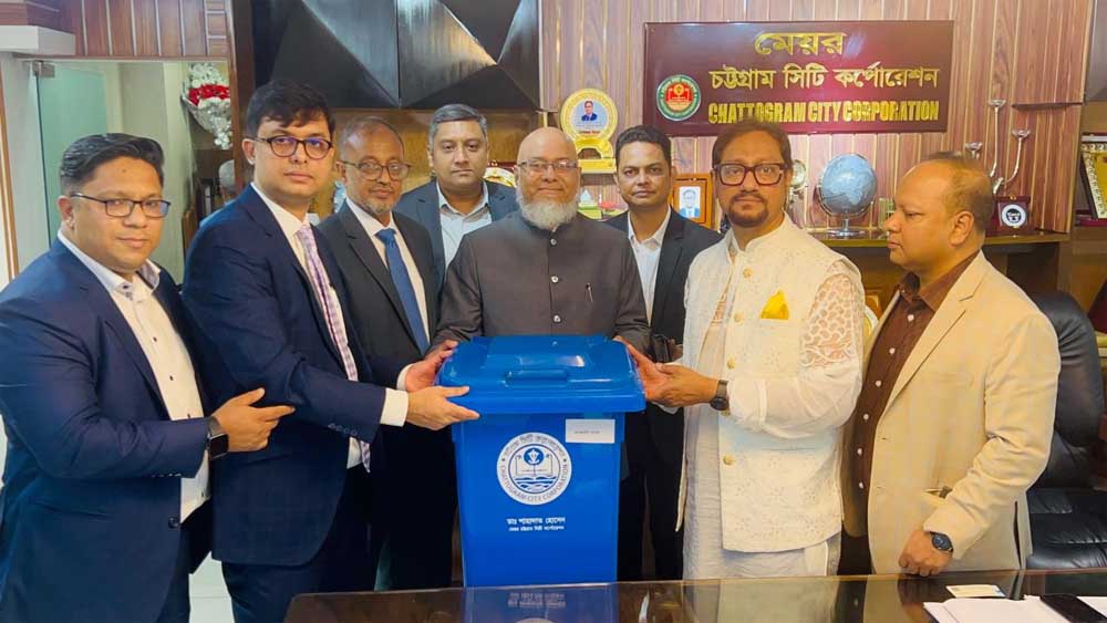 ক্লিন সিটি গড়তে চসিককে ২৫০০ ওয়েস্ট বিন দিল এনআরবি ব্যাংক