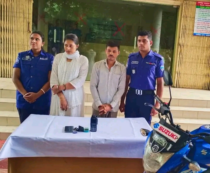 চকরিয়ায় নৌ বাহিনী'র সদস্য পরিচয়দানকারী প্রতারক দম্পতি গ্রেফতার 