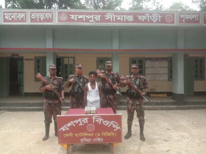 ফেনী সীমান্তে ভারতীয় আতশবাজিসহ ২ চোরাকারবারি আটক
