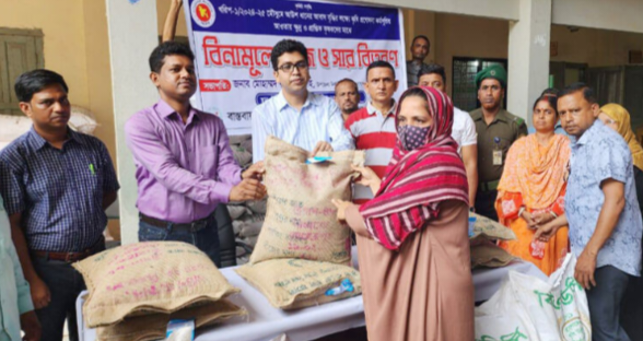 বোয়ালখালীতে ৩০০ কৃষক পেল বিনামূল্যে বীজ ও সার