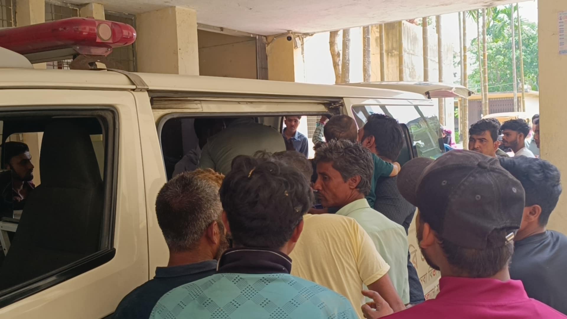 আনোয়ারায় 