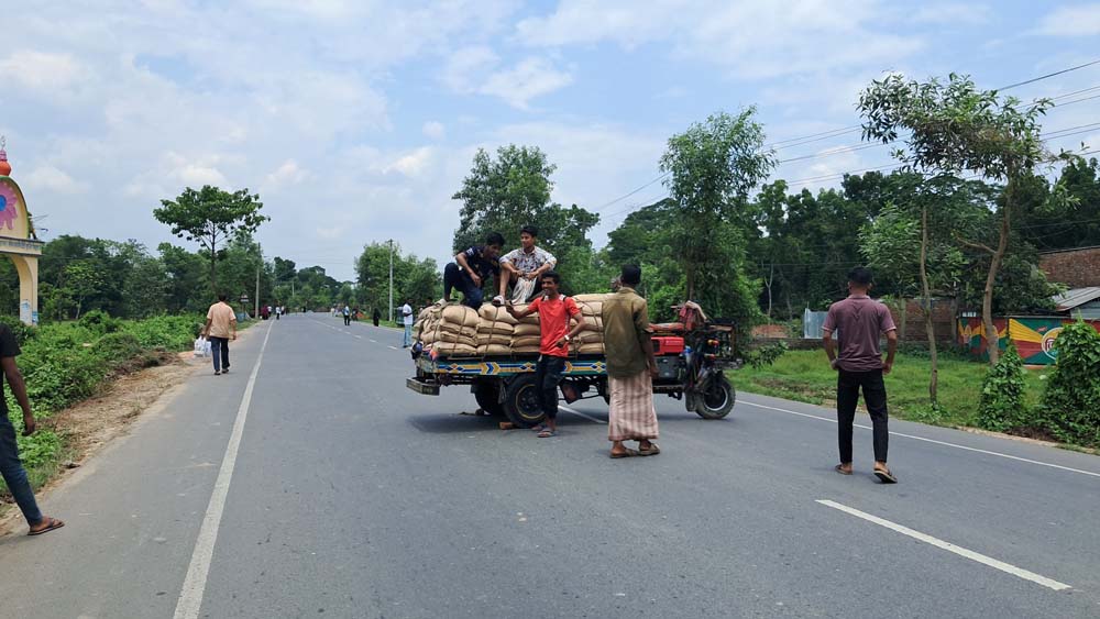 চট্টগ্রাম খাগড়াছড়ি সড়ক  অবরোধ: যান চলাচল বন্ধ 