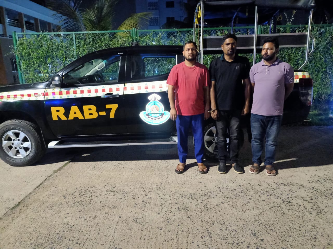 চট্টগ্রামে র‍্যাবের বিশেষ অভিযানে ১টি পিস্তল ও ১টি ম্যাগাজিনসহ আটক ৩