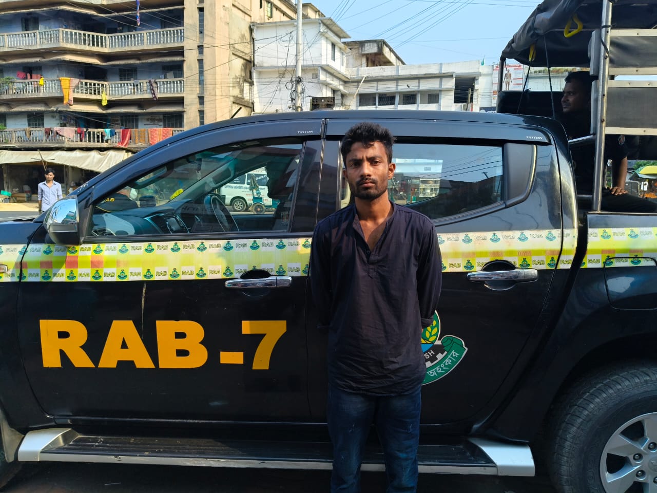 চট্টগ্রামে র‍্যাবের পৃথক তিন অভিযানে গ্রেফতার ৩
