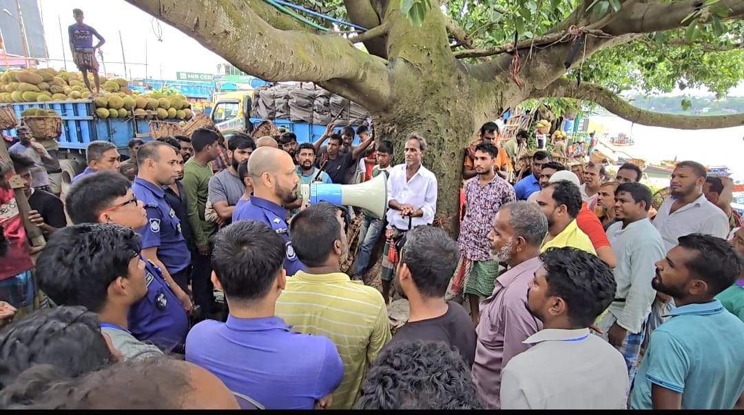 রাঙামাটিতে পশুর হাট ও পণ্য পরিবহণে চাঁদাবাজি বন্ধে পুলিশের মাইকিং