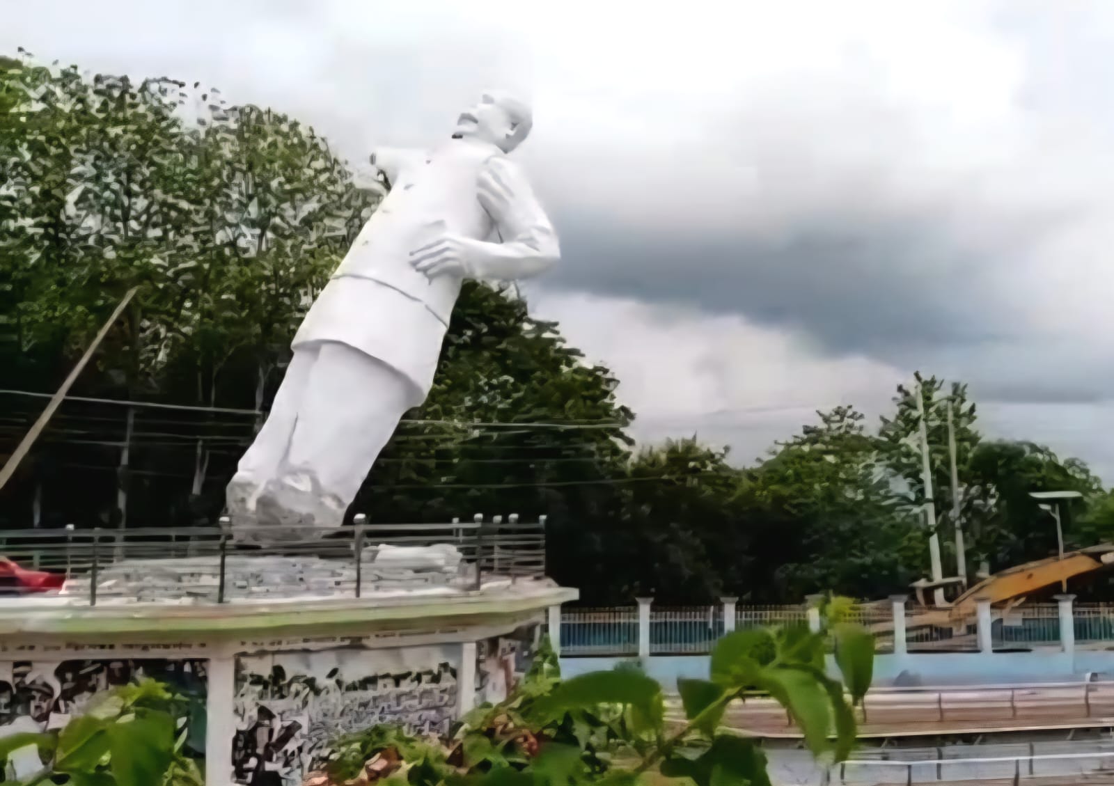 অবশেষে চারদিন পর রাঙামাটিতে শেখ মুজিবের ভাস্কর্য গুড়িয়ে দিলো ছাত্র-জনতা