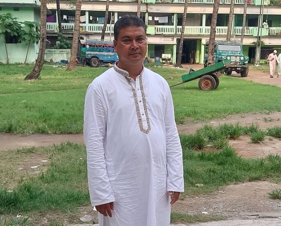 বদলির আদেশকে বৃদ্ধাঙ্গুলি দেখিয়ে বহাল তবিয়তে হাটহাজারী'র পৌর কর্মচারী