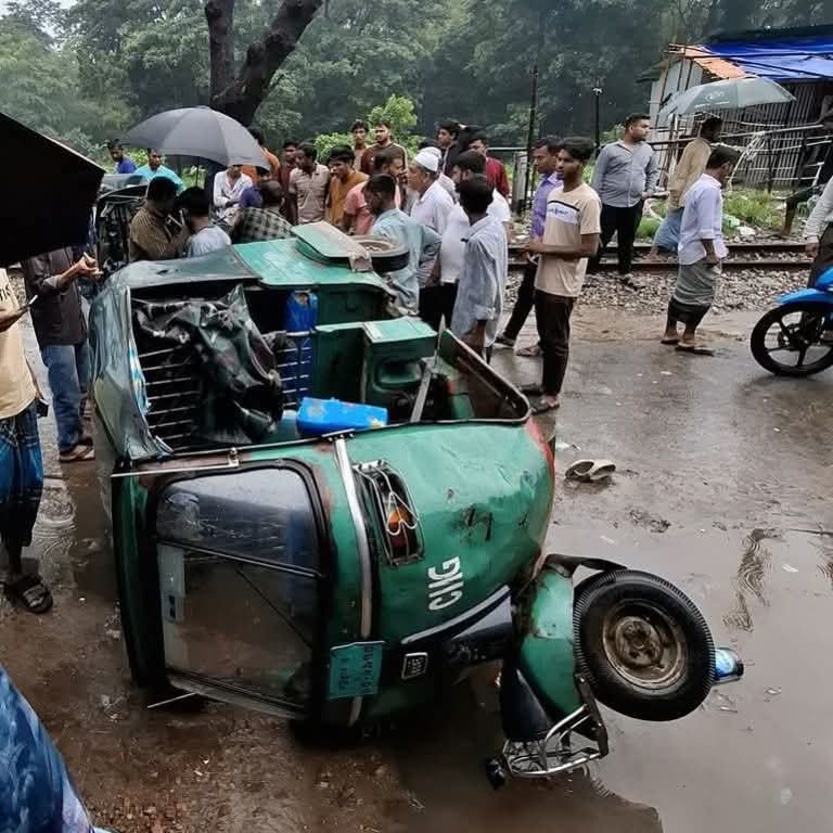 বোয়ালখালীতে রেলের ধাক্কায় দুমড়েমুচড়ে গেলো দুই সিএনজি