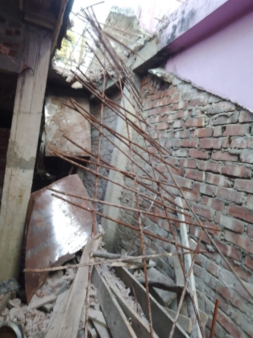 আনোয়ারায় ইউপি সদস্যের নেতৃত্বে বসতঘরে হামলা