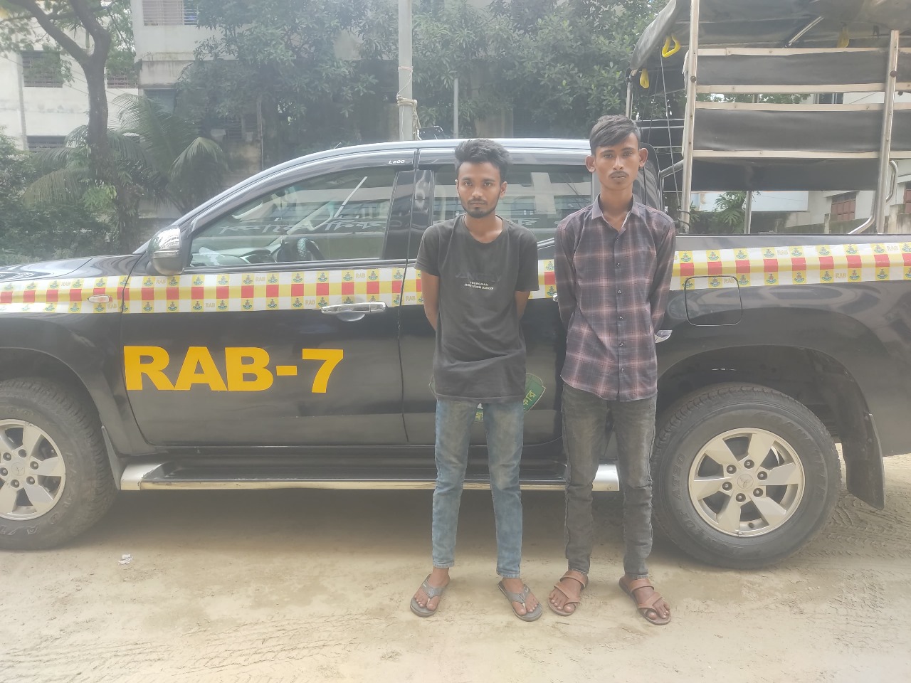 র‍্যাবের মাদক বিরোধী অভিযানে ৫০ কেজি গাঁজা ও ৫টি বিয়ারসহ গ্রেফতার ২ 