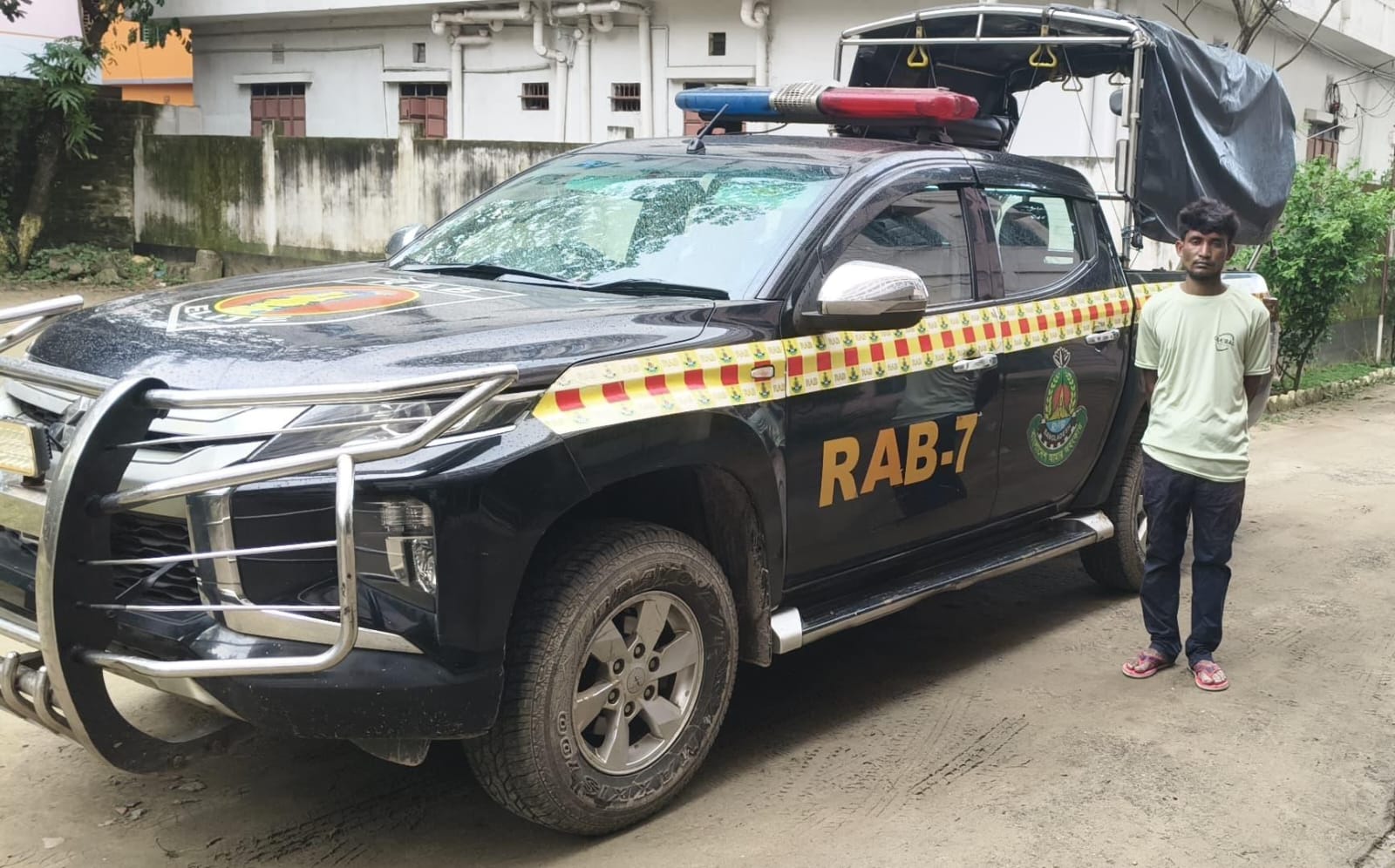 চট্টগ্রামের ইছাখালীতে র‍্যাবের অভিযানে ধর্ষণ মামলার প্রধান আসামি গ্রেফতার 