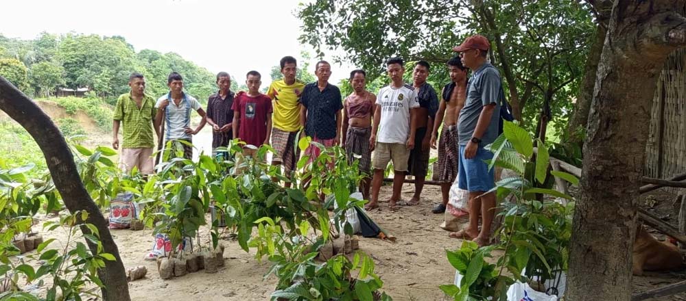 সাজেকের গঙ্গারামে গাছের চারা বিতরণ করেছে ইউপিডিএফ