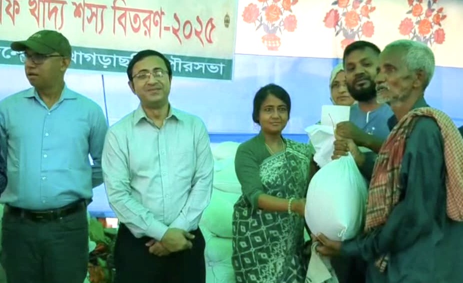খাগড়াছড়ি পৌরসভায় ভিজিএফ চাল বিতরণ কর্মসূচি