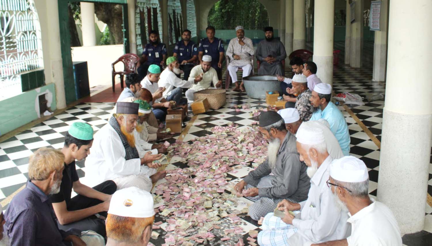 বোয়ালখালী শ্রীপুর বুড়া মসজিদের দানবাক্সে পেল ৪ লাখ ১০ হাজার টাকা