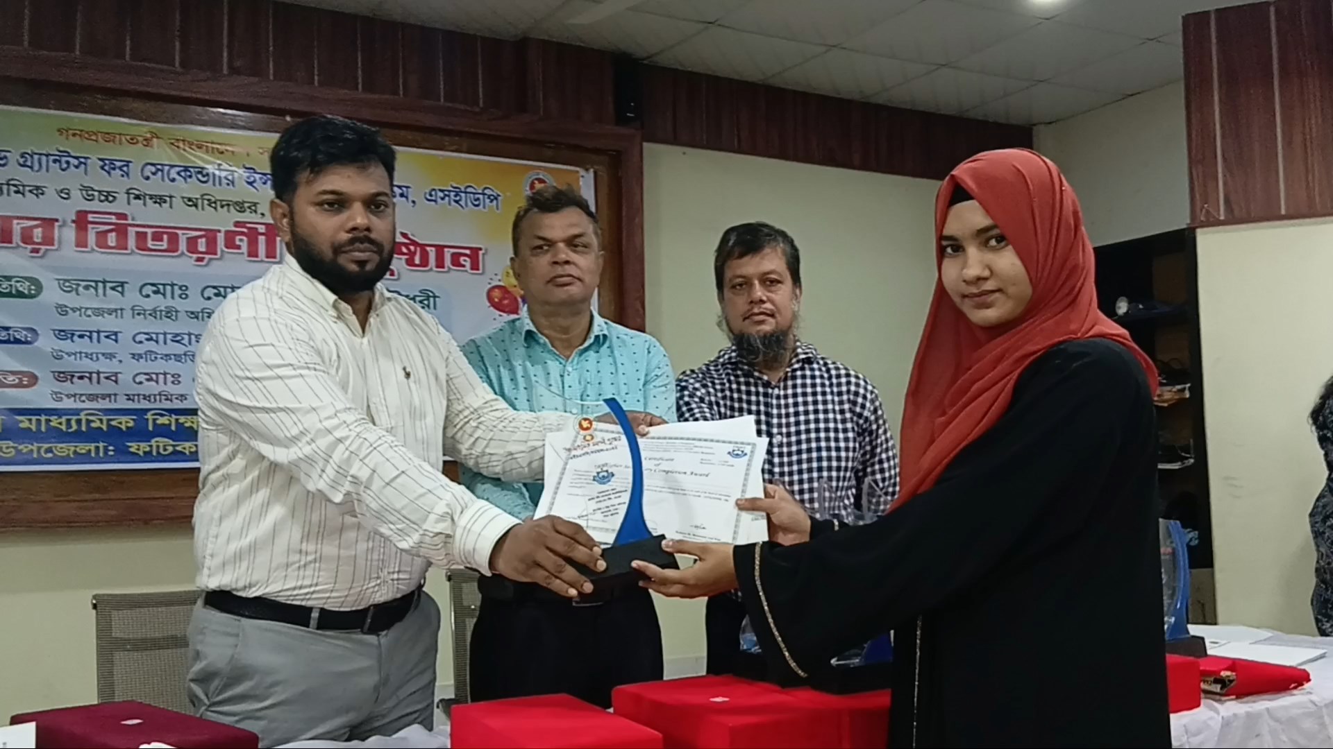  শিক্ষা প্রতিষ্ঠানে মোবাইল ও মোটর সাইকেল নিষিদ্ধে কঠোর ইউএনও