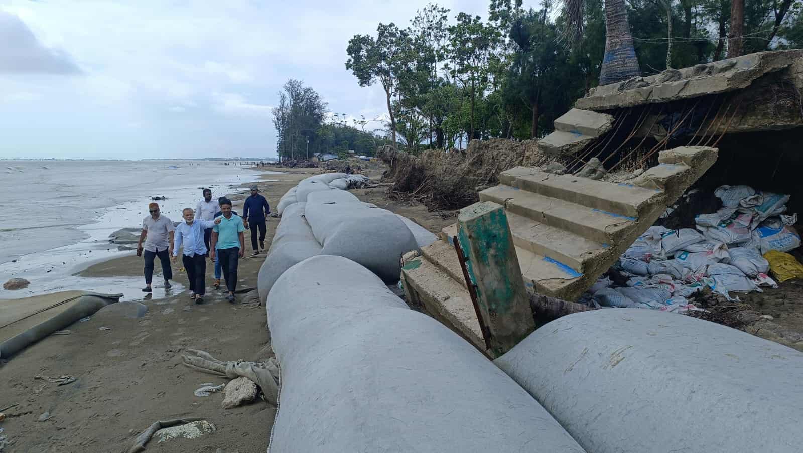 পারকি সৈকত রক্ষায় জরুরি পদক্ষেপের আহ্বান, ভাঙনকবলিত এলাকা পরিদর্শনে আনোয়ারা প্রেস ক্লাব