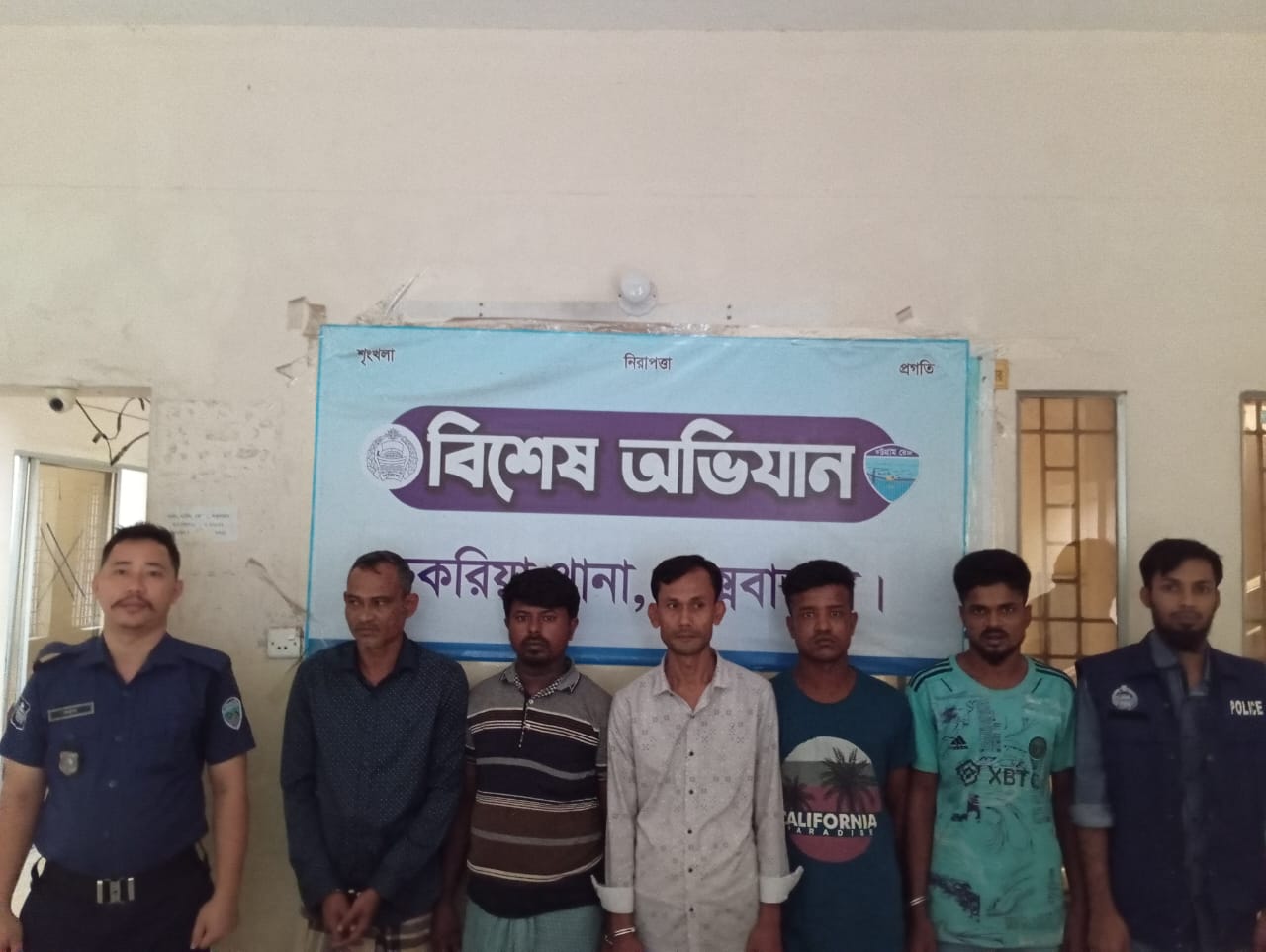 চকরিয়ায় বিশেষ অভিযানে পরোয়ানাভুক্ত আসামি গ্রেফতার ৫