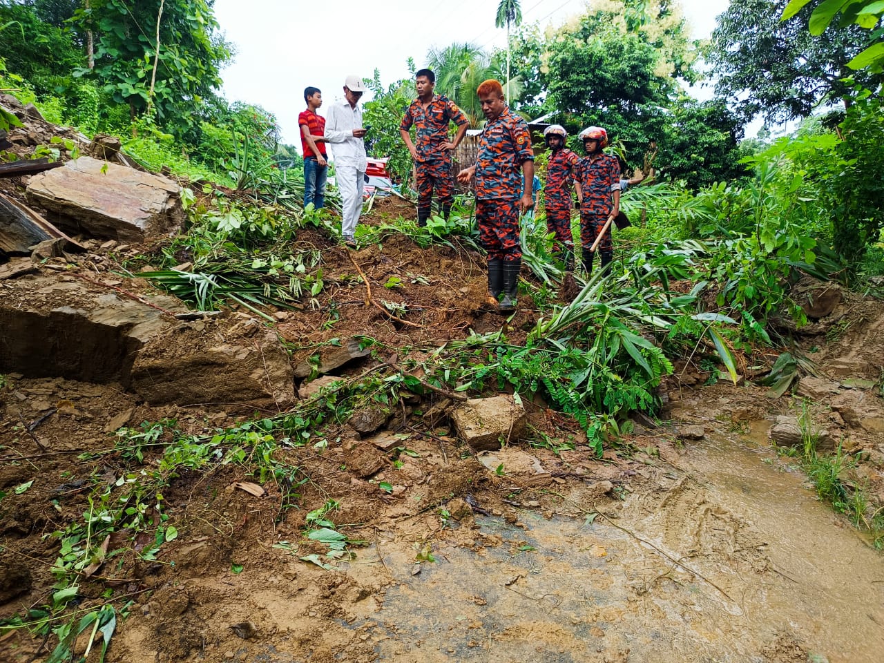 সাজেকে পাহাড় ধসে সড়ক যোগাযোগ বিচ্ছিন্ন, আটকে কয়েকশো পর্যটক 