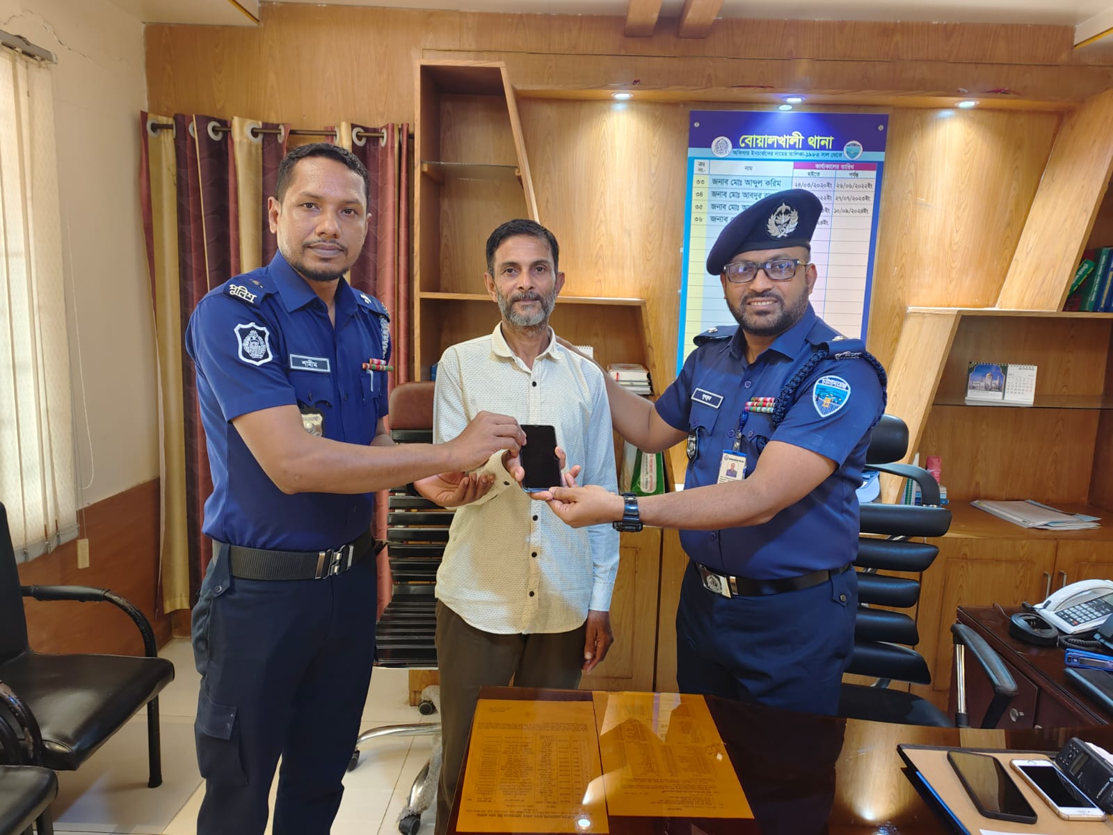 বোয়ালখালীতে হারানো ৫ মোবাইল ফোন উদ্ধার করে দিলো পুলিশ