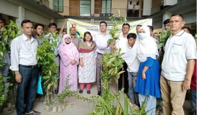বোয়ালখালীতে শিক্ষার্থীদের মাঝে বিনামূল্যে চারা বিতরণ 