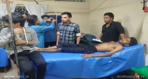 পটিয়ায় পুলিশের লাঠি চার্জে আহত বৈষম্য বিরোধী ছাত্ররা