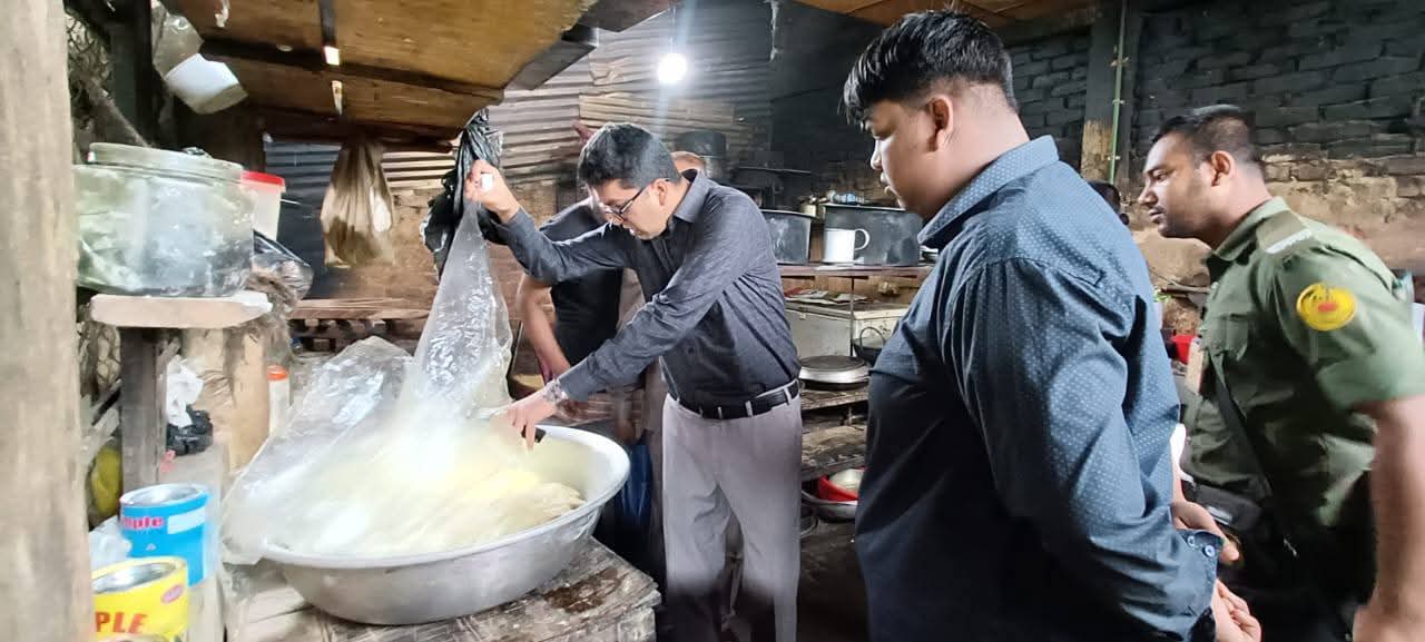 বোয়ালখালীতে অস্বাস্থ্যকর পরিবেশে খাদ্য, ৩০ হাজার টাকা জরিমানা 