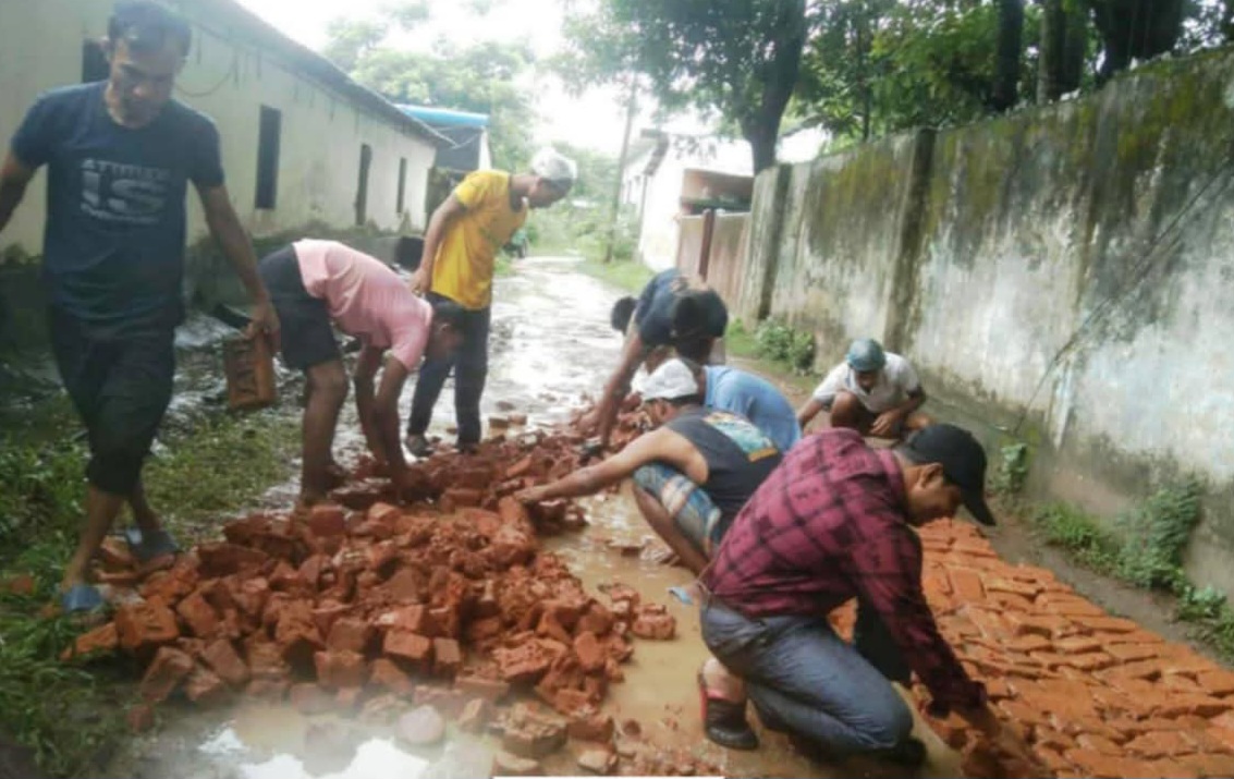বোয়ালখালীতে এলাকাবাসীর উদ্যােগে সড়ক সংস্কার 