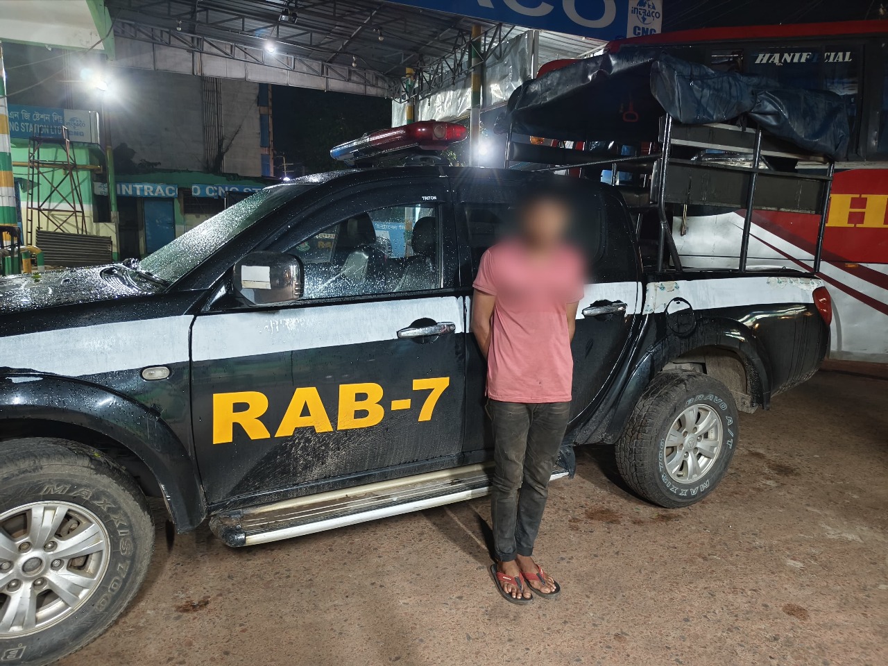 র‍্যাবের অভিযানে হত্যা মামলার সন্দিগ্ধ পলাতক আসামি গ্রেফতার 