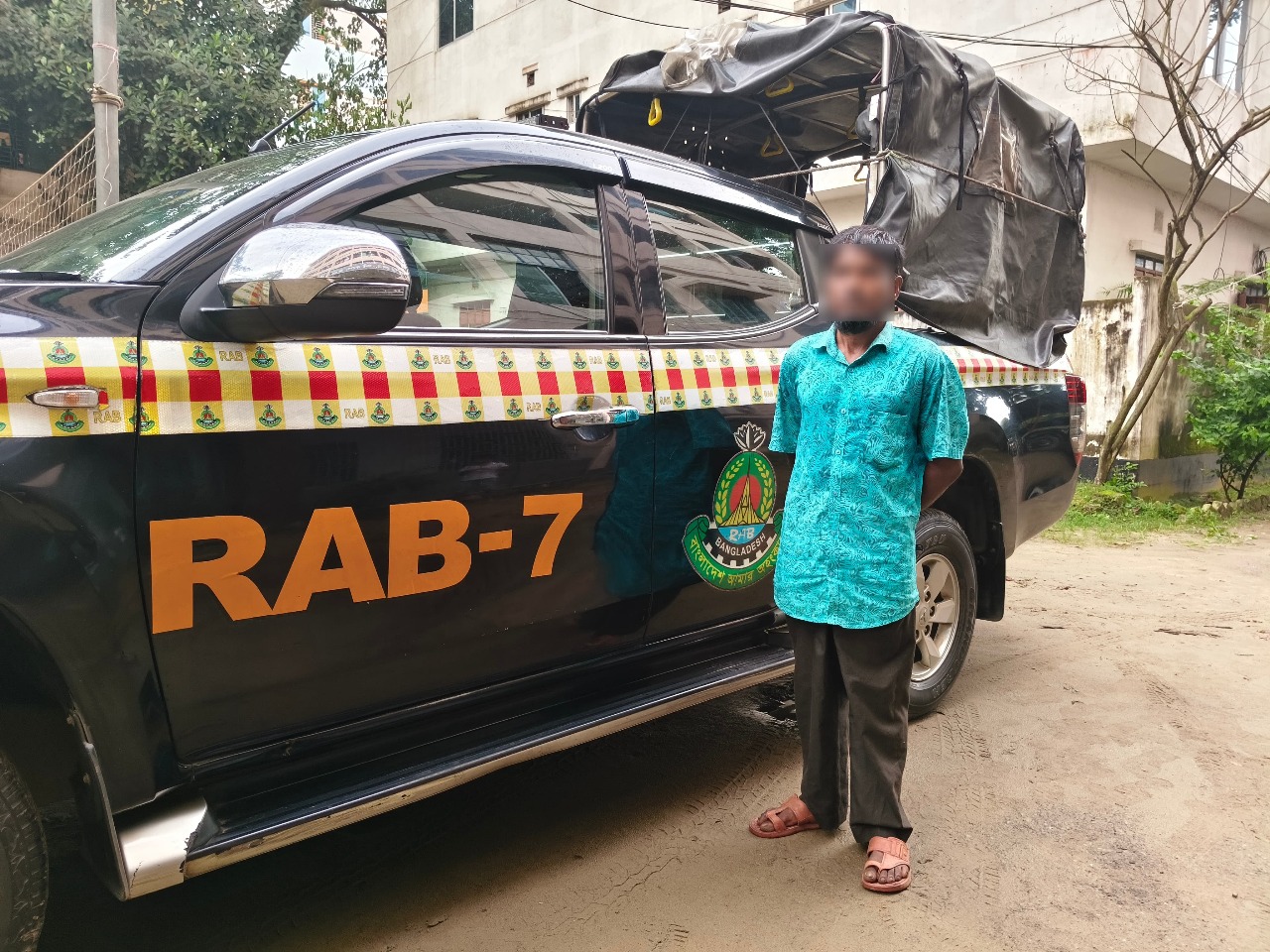 ফেনী র‍্যাবের অভিযানে সাজাপ্রাপ্ত পলাতক আসামি গ্রেফতার 